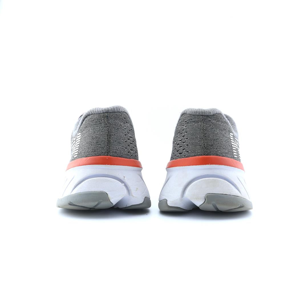 HOKA ONE ONE CAVU
